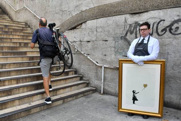 Entertainment Bilder des Tages Anonymous street artist Banksy s iconic work Girl With Balloon goes on display near one of the original locations the artwork appeared at, National Theatre, South Bank in London, ahead of a ˜Banksy: I can t believe you Morons actually buy this sh*t™ online-only auction of the artist s work, at at Christies.com. Banksy, Girl with Balloon Colour AP (Gold), 2004, Estimate: Â£150,000- 250,000. 30 08 2019. London, United Kingdom. Bringing Banksy Back to Southbank Centre photocall.  xNilsxJorgensenx xi-Imagesx IIM-20079-0009