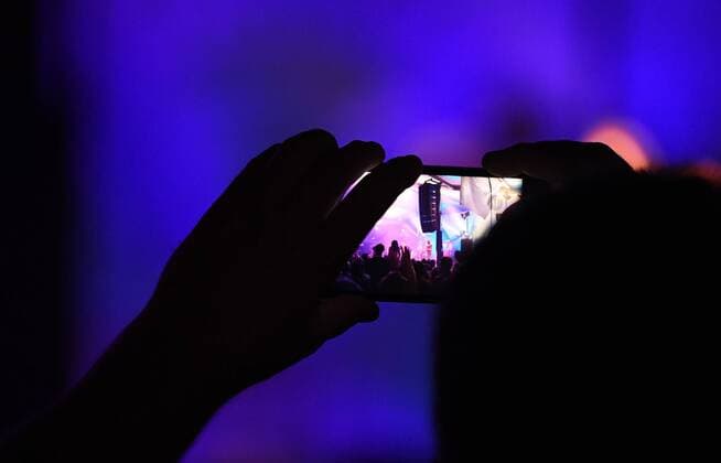 Local 30 08 2019 60 Hirrlingen Musikverein summer party 100 years Hirrlingen Musikverein Chiemgauer Combo LaBrassBanda, a visitor films with his smartphone ulmer
