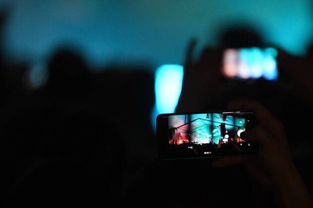 Local 30 08 2019 60 Hirrlingen Musikverein summer party 100 years Hirrlingen Musikverein Chiemgauer Combo LaBrassBanda, a visitor films with his smartphone ulmer