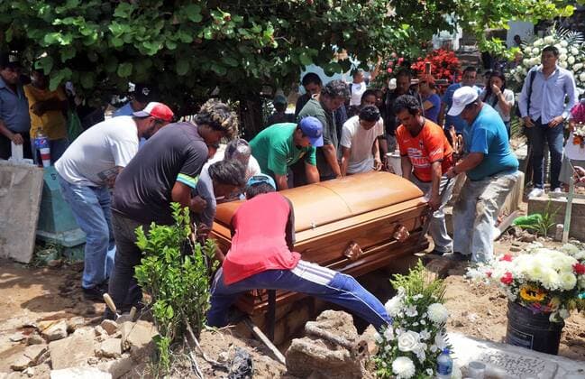 August 30, 2019: EUM20190830NAC30.JPG.COATZACOALCOS, Ver. ViolenceViolencia-Ataque.- 30 de agosto de 2019. En el panteon antiguo de Coatzacoalcos continuan los sepelios de las victimas del bar Caballo Blanco, luego del ataque registrado el 26 de agosto en el que murieron 29 personas. Foto: Agencia EL UNIVERSALEELG  - ZUMAu78_ 20190830_zaf_u78_046 Copyright: xElxUniversalx