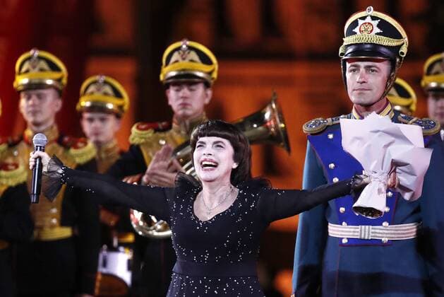 MOSCOW, RUSSIA - SEPTEMBER 1, 2019: French singer Mireille Mathieu (C) performs during the closing ceremony of the 12th Spasskaya Tower International Military Music Festival in Red Square. Artyom Geodakyan TASS  TS0B8FD6