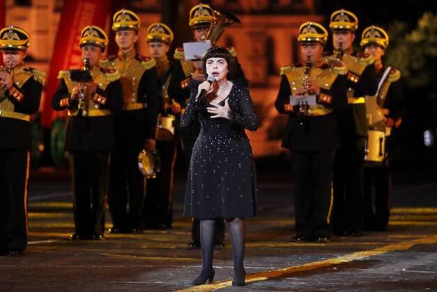 MOSCOW, RUSSIA - SEPTEMBER 1, 2019: French singer Mireille Mathieu performs during the closing ceremony of the 12th Spasskaya Tower International Military Music Festival in Red Square. Artyom Geodakyan TASS  TS0B8FD8