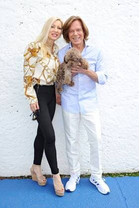 Bilder des Jahres 2019, Entertainment 09 September Entertainment Bilder des Tages ARD - Immer wieder Sonntags. Sänger Jürgen Drews mit seiner Ehefrau Ramona und Hündchen während der ARD - Unterhaltungsshow Immer wieder Sonntags am 01.09.2019 im Europapark Rust. 20190901MWI9468 *** ARD Again and again on Sundays singer Jürgen Drews with his wife Ramona and little dog during the ARD entertainment show Again and again on Sundays 01 09 2019 at the Europapark Rust 20190901MWI9468