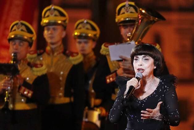 MOSCOW, RUSSIA - SEPTEMBER 1, 2019: French singer Mireille Mathieu performs during the closing ceremony of the 12th Spasskaya Tower International Military Music Festival in Red Square. Artyom Geodakyan TASS  TS0B8FDD
