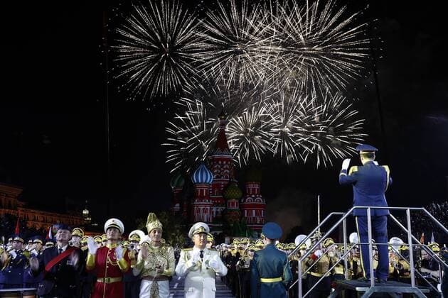 MOSCOW, RUSSIA - SEPTEMBER 1, 2019: Fireworks go off over Red Square during the closing ceremony of the 12th Spasskaya Tower International Military Music Festival. Artyom Geodakyan TASS  TS0B8FDE