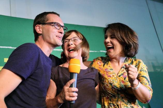 Spitzenkandidat Benjamin Raschke, Spitzenkandidatin Ursula Nonnemacher und Bundesvorsitzende Annalena Baerbock, v.l., jubeln auf der Wahlparty von Bündnis 90 Die Grünen am Wahlabend der Brandenburger Landtagswahl, Potsdam, 1. September 2019. Landtagswahl Brandenburg 2019 *** Top candidate Benjamin Raschke, top candidate Ursula Nonnemacher and Federal Chairwoman Annalena Baerbock, v l , cheer at the election party of Bündnis 90 Die Grünen on the election evening of the Brandenburg state elections, Potsdam, 1 September 2019 Brandenburg state elections 2019