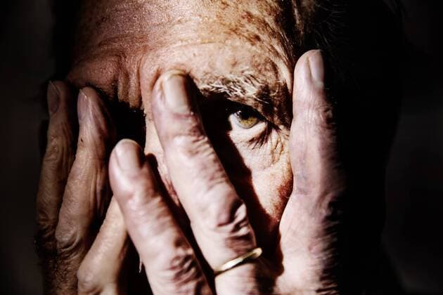 IMAGO Creative: Gesundheit, Demenz Senior man covering face with hands, close-up model released Symbolfoto  JATF01175