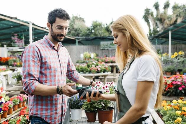 Customer paying with smartphone in a garden center model released Symbolfoto property released  JRFF03540