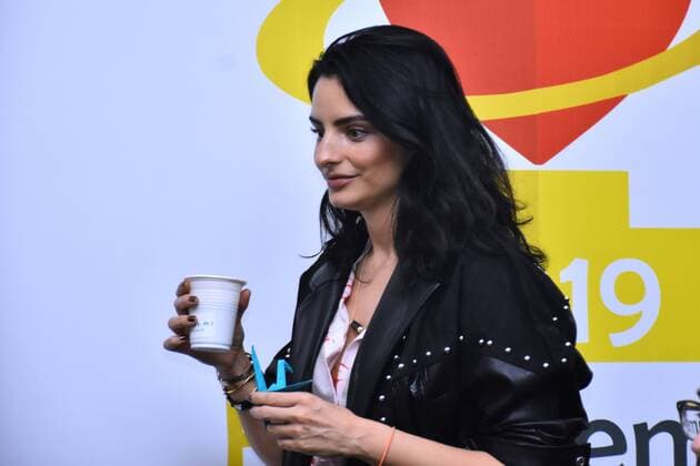 Bien Fest 2019 press conference MEXICO CITY, MEXICO - SEPTEMBER 3: Actress Aislinn Derbez holds a healthy drink during a press conference to promote Bien Fest 2019 It is a festival to raise awareness among citizens to be in good health at Casa Zertu on September 3, 2019 in Mexico City, Mexico  Copyright: xCarlosxTischlerx EYE_7695