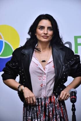 Bien Fest 2019 press conference MEXICO CITY, MEXICO - SEPTEMBER 3: Actress Aislinn Derbez performing a yoga dynamic during a press conference to promote Bien Fest 2019 It is a festival to raise awareness among citizens to be in good health at Casa Zertu on September 3, 2019 in Mexico City, Mexico  Copyright: xCarlosxTischlerx EYE_7767