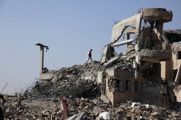 Bilder des Jahres 2019, News 09 September News Themen der Woche KW 36 News Bilder des Tages (190904) -- DHAMAR, Sept. 4, 2019 -- A rescue worker searches for victims among rubble of a building hit by airstrikes, in Dhamar province, Yemen, Sept. 4, 2019. The United Nations Special Envoy to Yemen Martin Griffiths called the deadly Saudi-led airstrike on a prison in Yemen a tragedy and said that the human cost of this war is unbearable, a UN spokesman said on Tuesday. (Photo by Mohammed Mohammed Xinhua) YEMEN-DHAMAR-VICTIMS-SEARCH WangxWei 