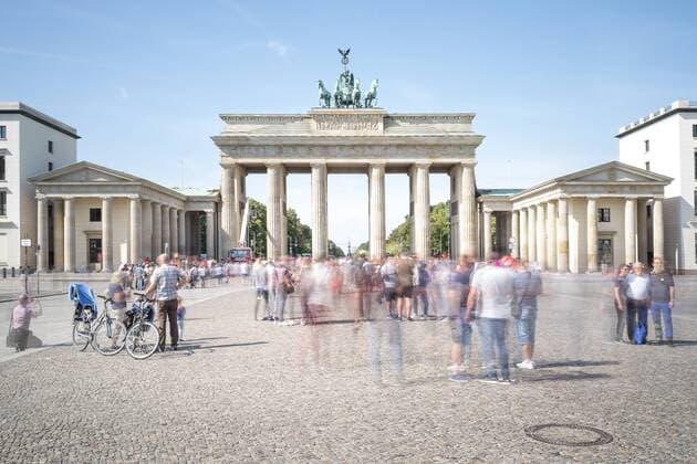 The Brandenburger Tor and the Pariser Platz in Berlin with tourists 04 09 2019, GER Berlin, The Brandenburger Tor and the Pariser Platz in Berlin with tourists , Berlin Berlin Germany Brandenburger Tor, Pariser Platz