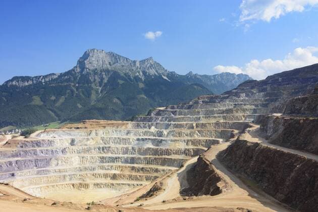 IMAGO Nature: Unsere Erde, Ressourcen, Erze mountain Erzberg of iron ore mine, mine vehicules, truck, wheel loader Eisenerz Steiermark, Styria Austria Hochsteiermark