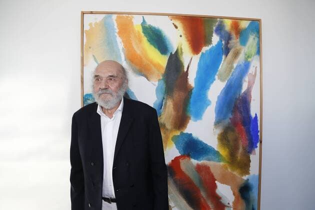 Wolfgang Hollegha Vernissage Wien, STRABAG Kunstforum, 04.09.2019 Wolfgang Hollegha Wolfgang Hollegha, einer der renommiertesten Vertreter der abstrakten Malerei in Österreich, feiert in diesem Jahr seinen 90. Geburtstag. Das STRABAG Kunstforum würdigt den Künstler mit einer Personale und präsentiert ausgewählte Werke aus sechs Jahrzehnten. Solange ich die Dinge betrachte, sind sie lebendig. Wenn ich sie nun ganz stur abzeichnen würde, wären sie plötzlich tot, also schaue ich, dass mein Körper, die Art, die Hand zu bewegen, die Verlagerung der Schwerkraft, die man spürt, dass all das in der Zeichnung erhalten bleibt. Die Spontaneität des Körpers spielt mit. Ich male nicht geometrisch, weil man die Dinge nicht geometrisch sieht. Ich bin immer von der Natur ausgegangen, von dem, was ich sehe. Meine Grundtendenz ist, de AVN101002311020