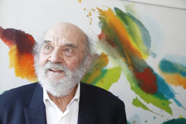 Bilder des Jahres 2019, Entertainment 09 September Entertainment Themen der Woche KW36 Entertainment Bilder des Tages Wolfgang Hollegha Vernissage Wien, STRABAG Kunstforum, 04.09.2019 Wolfgang Hollegha Wolfgang Hollegha, einer der renommiertesten Vertreter der abstrakten Malerei in Österreich, feiert in diesem Jahr seinen 90. Geburtstag. Das STRABAG Kunstforum würdigt den Künstler mit einer Personale und präsentiert ausgewählte Werke aus sechs Jahrzehnten. Solange ich die Dinge betrachte, sind sie lebendig. Wenn ich sie nun ganz stur abzeichnen würde, wären sie plötzlich tot, also schaue ich, dass mein Körper, die Art, die Hand zu bewegen, die Verlagerung der Schwerkraft, die man spürt, dass all das in der Zeichnung erhalten bleibt. Die Spontaneität des Körpers spielt mit. Ich male nicht geometrisch, weil man die Dinge nicht geometrisch sieht. Ich bin immer von der Natur ausgegangen, von dem, was ich sehe. Meine Grundtendenz ist, d AVN101002311042