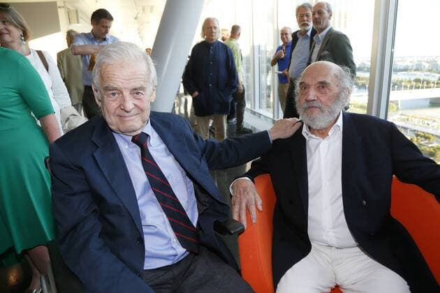 Wolfgang Hollegha Vernissage Wien, STRABAG Kunstforum, 04.09.2019 John Sailer, Wolfgang Hollegha Wolfgang Hollegha, einer der renommiertesten Vertreter der abstrakten Malerei in Österreich, feiert in diesem Jahr seinen 90. Geburtstag. Das STRABAG Kunstforum würdigt den Künstler mit einer Personale und präsentiert ausgewählte Werke aus sechs Jahrzehnten. Solange ich die Dinge betrachte, sind sie lebendig. Wenn ich sie nun ganz stur abzeichnen würde, wären sie plötzlich tot, also schaue ich, dass mein Körper, die Art, die Hand zu bewegen, die Verlagerung der Schwerkraft, die man spürt, dass all das in der Zeichnung erhalten bleibt. Die Spontaneität des Körpers spielt mit. Ich male nicht geometrisch, weil man die Dinge nicht geometrisch sieht. Ich bin immer von der Natur ausgegangen, von dem, was ich sehe. Meine Grundt AVN101002311049