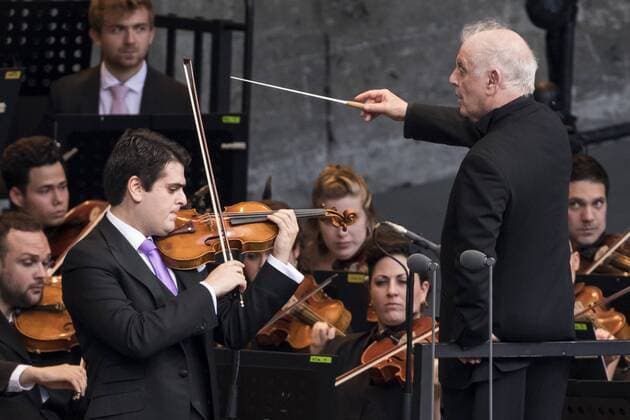 19 West Eastern Divan Orchestra, conductor Daniel Barenboim with son and violinist Michael Barenboim live in the Berlin Waldbuehne on 17 08 19 Classical music, orchestra, music Berlin Germany, Germany Copyright: xPOP-EYEx xBenxKriemannx POP-EYE_10116977