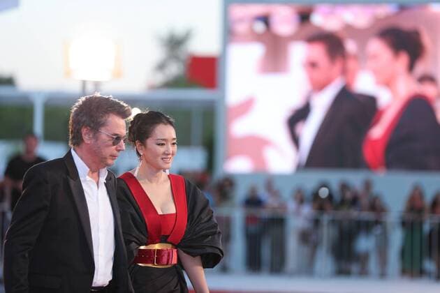 (190905) -- VENICE, Sept. 5, 2019 -- Chinese actress Gong Li poses on the red carpet with her husband Jean-Michel Jarre for the premiere of the film Saturday Fiction during the 76th Venice International Film Festival in Venice, Italy, Sept. 4, 2019. Chinese film Saturday Fiction is competing for the Golden Lion along with 20 other films at the 76th Venice Film Festival, running at the Lido of the lagoon city until Sept. 7. ) ITALY-VENICE-FILM FESTIVAL-CHINESE FILM SATURDAY FICTION -RED CARPET ChengxTingting 