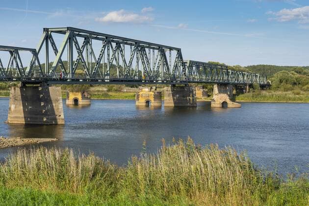 Die Oderbrücke Bienenwerder zwischen dem Ortsteil Bienenwerder der Gemeinde Oderaue (Landkreis Märkisch Oderland) im Oderbruch und dem Ortsteil Siekierki der westpommerschen Stadt Cedynia in Polen. Die Fachwerkkonstruktion überführte die Bahnstrecke Wriezen nach Godkow über die Oder. Die Brücke wurde 1945 gesprengt und aus militärischen Gründen 1957 wieder aufgebaut. 1983 wurde der Verkehr über die Brücke eingestellt. Die Brücke bekam nun den Titel Europabrücke und soll ab 2021 für Fußgänger und Radfahrer passierbar sein. Foto: Volker Hohlfeld Europabrücke *** The Oder bridge Bienenwerder between the district Bienenwerder of the municipality Oderaue Landkreis Märkisch Oderland im Oderbruch and the district Siekierki of the West Pomeranian town Cedynia in Poland The half-timbered construction transferred the railway line W