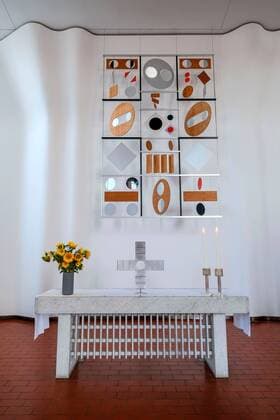 Architektur von Alvar Aalto Mit der 1968 eingeweihten Stephanuskirche des finnischen Architekten Alvar Aalto (1898-1976) in Wolfsburg oeffnet am Sonntag (8. September 2019) zum Tag des offenen Denkmals ein herausragendes Bauwerk der Internationalen Moderne in Deutschland seine Tueren. (Foto vom 23.08.19: Der Altar der Stephanuskirche) Unter dem Motto Modern(e): Umbrueche in Kunst und Architektur praesentieren sich bundesweit rund 8.000 historische Baudenkmaeler, Parks oder archaeologische Staetten. Anlaesslich des 100. Bauhausjubilaeums stehen dabei Denkmaeler im Fokus, die revolutionaere Ideen oder technische Fortschritte repraesentierten. Als Alvar Aalto in Wolfsburg taetig war, galt er neben Le Corbusier und Mies van der Rohe als eine weltweit anerkannte Symbolfigur moderner Architektur. (Siehe epd-Bericht vom 04.09.2019) Aalto-Kirchen in Wolfsburg sind hochr Copyright: epd-bild JensxSchulze EDITORIAL USE ONLY
