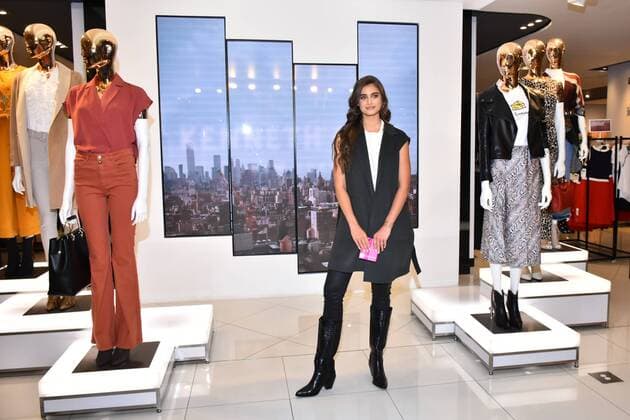 Fashion Fest Autumn Winter Store Tour MEXICO CITY, MEXICO - SEPTEMBER 5: Victoria s Secret Model Taylor Hill poses for photos during a store tour to promote the Fashion Fest Autumn Winter 2019 at Liverpool Polanco on September 5, 2019 in Mexico City, Mexico  Copyright: xCarlosxTischlerx EYE_9031