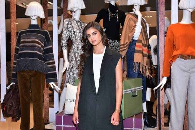 Fashion Fest Autumn Winter Store Tour MEXICO CITY, MEXICO - SEPTEMBER 5: Victoria s Secret Model Taylor Hill poses for photos during a store tour to promote the Fashion Fest Autumn Winter 2019 at Liverpool Polanco on September 5, 2019 in Mexico City, Mexico  Copyright: xCarlosxTischlerx EYE_9248
