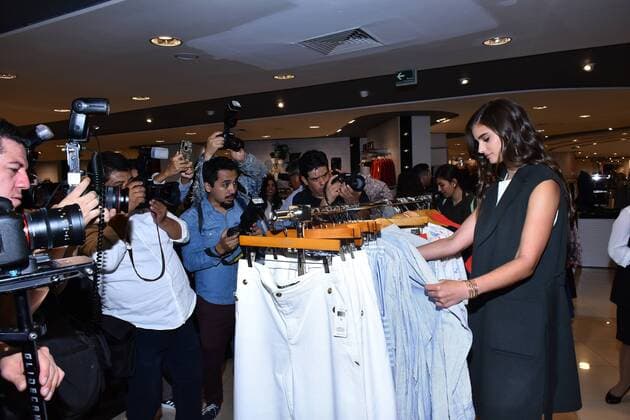 Fashion Fest Autumn Winter Store Tour MEXICO CITY, MEXICO - SEPTEMBER 5: Victoria s Secret Model Taylor Hill poses for photos during a store tour to promote the Fashion Fest Autumn Winter 2019 at Liverpool Polanco on September 5, 2019 in Mexico City, Mexico  Copyright: xCarlosxTischlerx EYE_9510