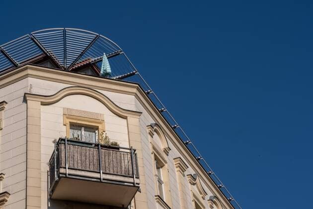 Gentrification Germany, Berlin, 22 08 2019, residential building Prenzlauer Berg, balcony, attic terrace, parasol,