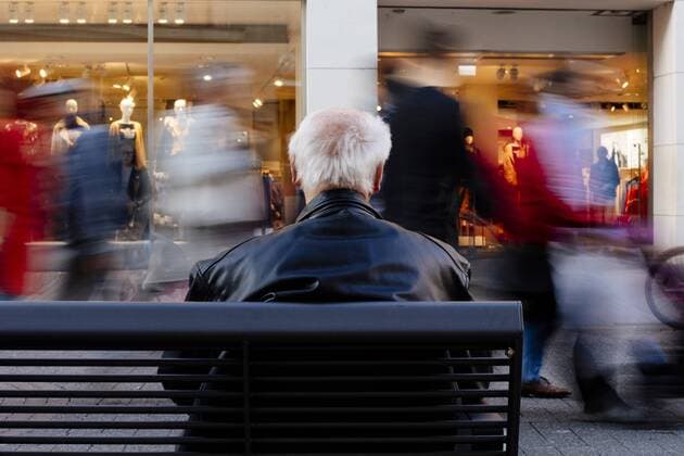 Ein Rentner auf einer Bank in der Schildergasse. Köln, 05.09.2019 *** A pensioner on a bank in the Schildergasse Cologne, 05 09 2019 Foto:xC.xHardtx xFuturexImage