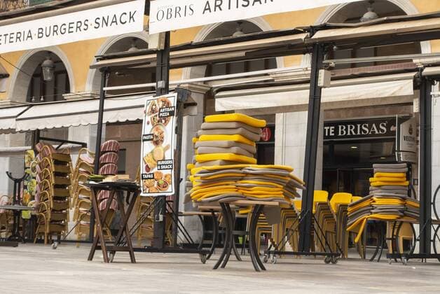 Ein Restaurant auf dem Plaza Major in Palma de Mallorca am 15.07.2019. search: Spanien Spain Mallorca Insel Balearen Inseln Baleareninsel Balearic Islands Symbolbild Symbolfoto Stadt Altstadt Gebaeude Architektur Staedtereisen Reise Reisen Verreisen Flugreise Flugreisen Europa europe European Ferien Fremdenverkehr Gaeste Gast guests Gaeste Uralub Lieblingsinsel Hauptsaison holiday holidays horizontal humans im in Islands Isles Personen persons Reise Reisen resort sandiger Sandstraende Sandstrand Sandstraende sandy season Sommerurlaub South Spain Spanien spanisch spanische spanischer spanisches Spanish Straende Strand Sueden summer Sueden the tourism Tourismus Ferien Ferienzeit Badeurlaub Reisezeit Hauptreisezeit Tourismusgeschaefte Tourist Touristen Touristengeschaefte Massentourismus Touristik tourists traveling sicher sicherer sicher