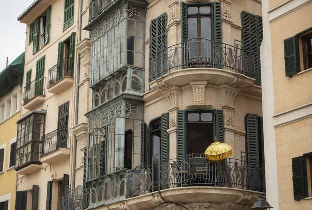 Blick auf eine Fassade eines Hauses in Palma de Mallorca am 15.07.2019. search: Spanien Spain Mallorca Insel Balearen Inseln Baleareninsel Balearic Islands Symbolbild Symbolfoto Stadt Altstadt Gebaeude Architektur Staedtereisen Reise Reisen Verreisen Flugreise Flugreisen Europa europe European Ferien Fremdenverkehr Gaeste Gast guests Gaeste Uralub Lieblingsinsel Hauptsaison holiday holidays horizontal humans im in Islands Isles Personen persons Reise Reisen resort sandiger Sandstraende Sandstrand Sandstraende sandy season Sommerurlaub South Spain Spanien spanisch spanische spanischer spanisches Spanish Straende Strand Sueden summer Sueden the tourism Tourismus Ferien Ferienzeit Badeurlaub Reisezeit Hauptreisezeit Tourismusgeschaefte Tourist Touristen Touristengeschaefte Massentourismus Touristik tourists traveling sicher sicherer siche