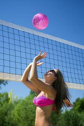  woman playing beach ball,model released, Symbolfoto  Copyright: xNikoletaVukovicx Panthermedia25805690