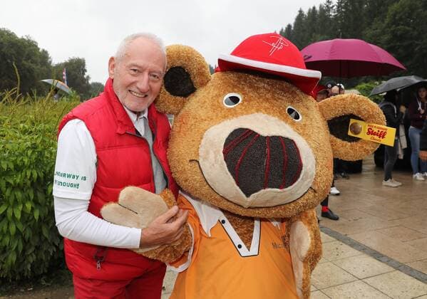 25 Tabaluga Golf Tournament in aid of the Mcihael Roll Tabaluga Foundation Sepp Schauer actor with the Bolle Bear the mascot of the Tabaluga Golf Tournament, Tutzing Deutschland Golfclub Tutzing