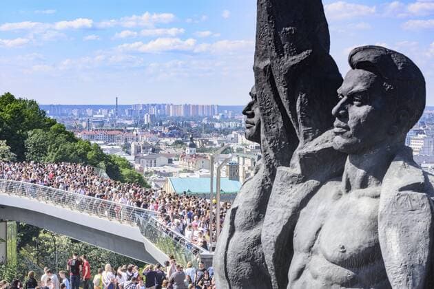People s Friendship Arch (Friendship of Nations Monument), glass floor Klitschko Pedestrian-Bicycle Bridge, titanium arch, bronze statue depicting a Russian and Ukrainian workers holding up the Soviet Order of Friendship of Peoples Kiev, Kyiv Kyiv Ukraine