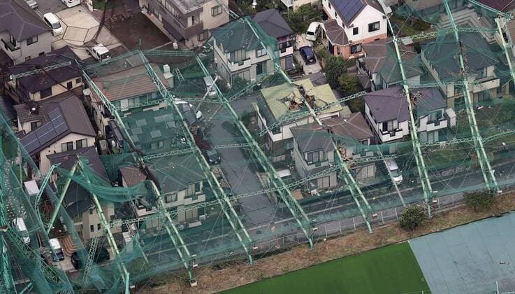 Bilder des Jahres 2019, News 09 September News Themen der Woche KW37 News Bilder des Tages Typhoon Faxai hits Tokyo area Photo taken from a Kyodo News helicopter shows a golf driving range fence collapsed on top of houses in Ichihara, Chiba Prefecture, on Sept. 9, 2019, in the wake of Typhoon Faxai, which landed near Tokyo. 