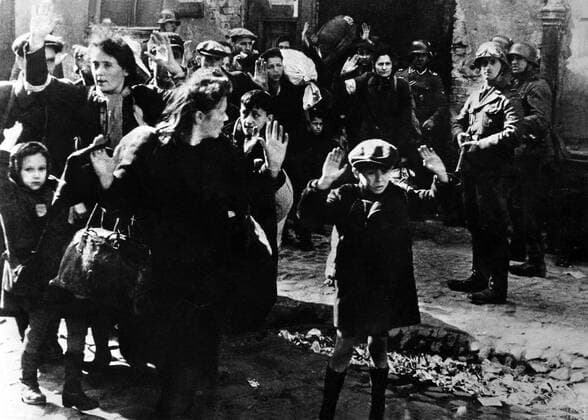 Ikonische Bilder der Zeitgeschichte Warsaw ghetto: Jews being arrested Warsaw ghetto: Jews being arrested during the insurrection. From left to right: Hanka Lamet (backgroud), Matylda Lamet Goldfinger (background), Chana Zeilinwarger (foreground), Leo Kartuzinsky (background), Artek Siemontek or Tsvi Nussbaum or Issrael Rondel or Levi Zeilinwarger (boy raising hands), Josef BlÃ¶sche (second from right) 1943 Poland, Second World War war Centre de documentation juive Copyright: xPhoto12 ArchivesxSnarkx DFS09A03194