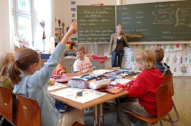 New study shows dramatic teacher shortage In the year 2025 more than 26 000 primary school teachers are missing archive photo school lessons school Munich, primary school, pupil, pupil, teacher, learn, school lesson, lessons, tasks, cooperation, concentration, blackboard, school lessons, classroom, child, children, test, class work, exam, school, education, Germany Model Released 26 06 2007