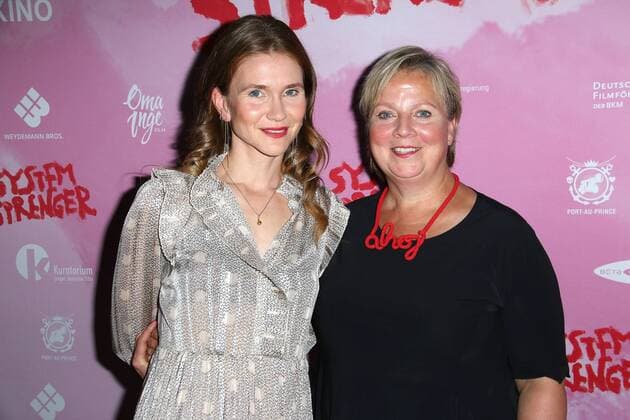Lisa Hagemeister and Gabriela Maria Schmeide, the two actresses at the Systemsprenger film premiere on 9 09 2019 in Hamburg Systemsprenger film premiere in Hamburg