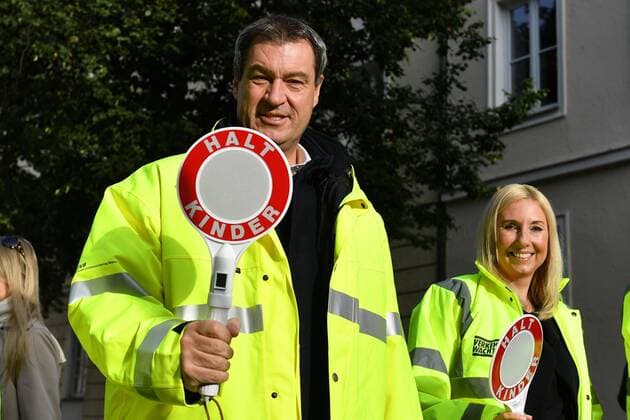 Markus SOEDER State Premier Bavaria and CSU Chairman makes the student pilot for school beginners in front of the St Anna primary school in Munich district Lehel on 10 09 2019 v left Markus SOEDER, State Secretary Anna STOLZ in student pilot uniform and with Kellen HALT KINDER