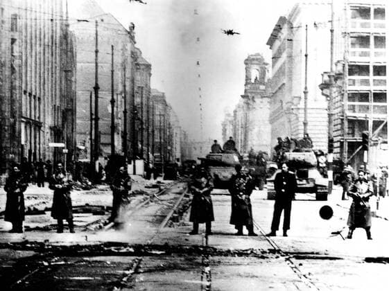 East Berlin: Soviet police and tanks East Berlin: Soviet police and tanks June 17, 1953 The German Democratic Republic Washington. National archives Copyright: xPhoto12 ArchivesxSnarkx DFS09A06_214