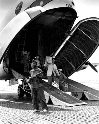 IMAGO History, Vietnamkrieg: 1955-1975 At an airport in Indochina, French personnel getting off a Globemaster (1954) At an airport in Indochina, French personnel getting off a C124 Globemaster Douglas of the US Air Force. A soldier is keeping watch May 3, 1954 War in Indochina U.S. Air Force photo Copyright: xPhoto12 ArchivesxSnarkx DFS09A08_336