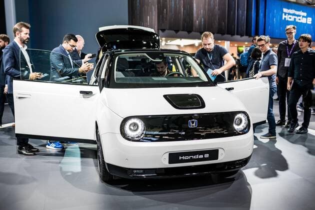 10.09.2019, xfux, Wirtschaft Automobil, IAA 2019 - Internationale Automobil Ausstellung, emwirt, empoli, v.l. Besucher schauen sich den neuen Honda E an Auto Car Elektroauto Frankfurt am Main *** 10 09 2019, xfux, Economy Automotive, IAA 2019 International Automobile Exhibition, emwirt, empoli, v l Visitors take a look at the new Honda E at Auto Car Elektroauto Frankfurt am Main