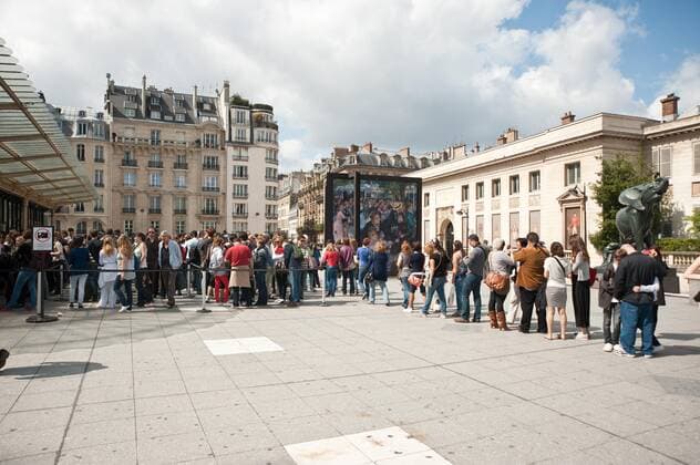 Paris, Touristen stehen Schlange vor dem Musee d Orsay - Paris, Tourists queuing for Musee d Orsay Tickets *** Paris, Tourists queue at the Musee d Orsay Paris, Tourists queuing for Musee d Orsay Tickets