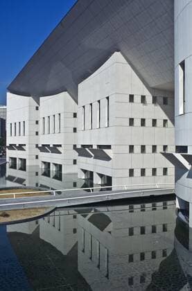 Architektur von Christian de Portzamparc Die Cite de la musique (französisch Stadt der Musik) ist ein Ensemble von Institutionen, die der Musik gewidmet sind. Sie ist Teil des Parc de la Villette gelegen im Viertel La Villette, im 19. Arrondissement von Paris. Sie wurde vom Architekt Christian de Portzamparc erbaut und 1995 eingeweiht. *** The Cite de la musique french city of music is an ensemble of institutions dedicated to music It is part of the Parc de la Villette located in the La Villette district, in the 19 arrondissement of Paris It was built by the architect Christian de Portzamparc and inaugurated in 1995
