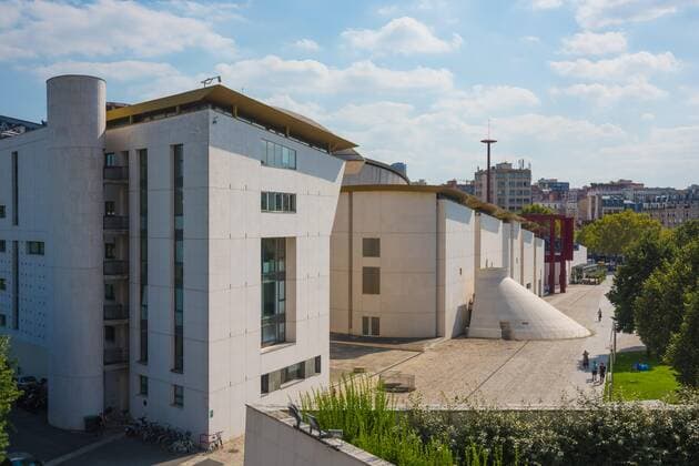 Architektur von Christian de Portzamparc Die Cite de la musique ist ein Ensemble von Institutionen, die der Musik gewidmet sind. Sie ist Teil des Parc de la Villette gelegen im Viertel La Villette, im 19. Arrondissement von Paris. Sie wurde vom Architekt Christian de Portzamparc erbaut und 1995 eingeweiht. *** The Cite de la musique is an ensemble of institutions dedicated to music It is part of the Parc de la Villette located in the La Villette district, in the 19 Arrondissement of Paris It was built by architect Christian de Portzamparc and inaugurated in 1995