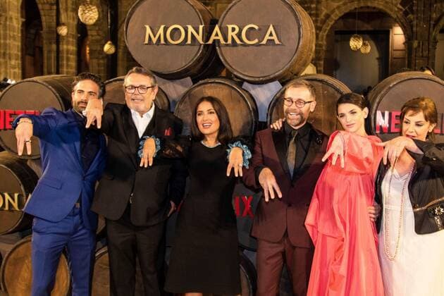 Salma Hayek während Monarca Präsentation in Mexiko-Stadt Mexican actress and producer Salma Hayek smiles at the red carpet along with the cast of the series Monarca during its premiere in Mexico City, Mexico, 10 September 2019. Monarca , which will start on Netflix 13 September, portrays a current Mexico which doesn t ride a donkey or bring a hat , said Hayek, producer of the show. It is a series that shows corporate Mexico with great sophistication. There is also politics, traditions, we show a cosmopolitan, vibrant, interesting, culinary city (...) And we also teach a rich, vast province, with traditions, with mystery, with beauty , she said. The series Monarca portrays a Mexico that doesn t ride a donkey or bring a hat !ACHTUNG: NUR REDAKTIONELLE NUTZUNG! Copyright: xMadlaxHartzx AME5967 20190911-637037756677630600