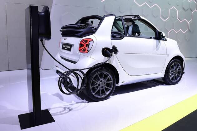 68. Internationale Automobil-Ausstellung - IAA 2019 am 10.09.2019 in der Messe Frankfurt in Frankfurt am Main smart EQ fortwo tailor made an einer Ladestation *** 68 International Motor Show IAA 2019 on 10 09 2019 at Messe Frankfurt in Frankfurt am Main smart EQ fortwo tailor made at a charging station xRx