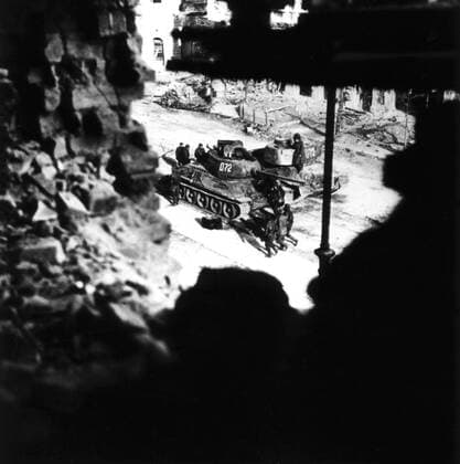 Budapest, Russian soldiers waiting next to their tanks Budapest, Russian soldiers waiting next to their tanks before charging at the crowd Hungary - Hungarian uprising of 1956 National Archives - Washington Copyright: xPhoto12 ArchivesxSnarkx DFS09A11_019