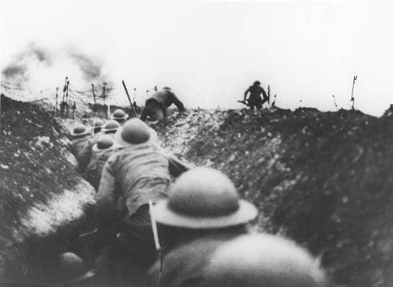 Battle of the Somme, 1916 First World War, 1916. English soldiers leaving a trench to attack on the Somme. Copyright: xPhoto12 ArchivesxSnarkx DFS12A00_109