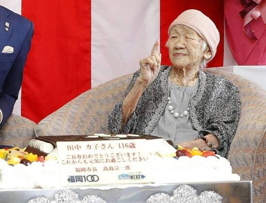 Bilder des Jahres 2019, News 09 September News Themen der Woche KW37 News Bilder des Tages Japan, 116-jährige Kane Tanaka wird in Fukuoka geehrt Kane Tanaka, world s oldest person at 116 Kane Tanaka, the world s oldest living person at 116, smiles after receiving a cake from Fukuoka Mayor Soichiro Takashima in the southwestern Japan city on Sept. 11, 2019, ahead of the annual Respect for Senior Citizens Day five days later. 